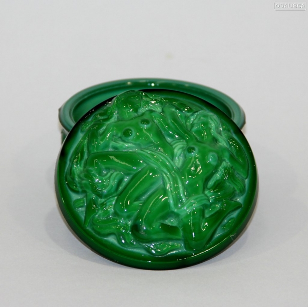Realizada en cristal prensado color verde malaquita.
Francia.